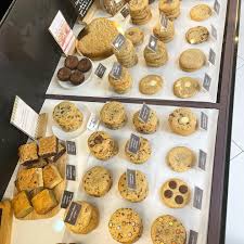 Image de la boutique avec les cookies de leur page facebook des biscuits de Claire et Julie 
