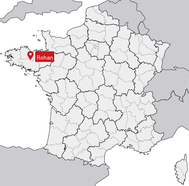 Carte de la France en gris montrant la localisation de la commune de Rohan en Bretagne, indiquée par une flèche rouge avec le nom Rohan écrit à côté.