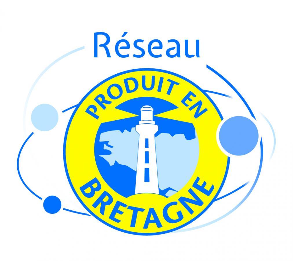 Logo « Produit en Bretagne » en bleu et jaune représentant un phare stylisé sur fond bleu.