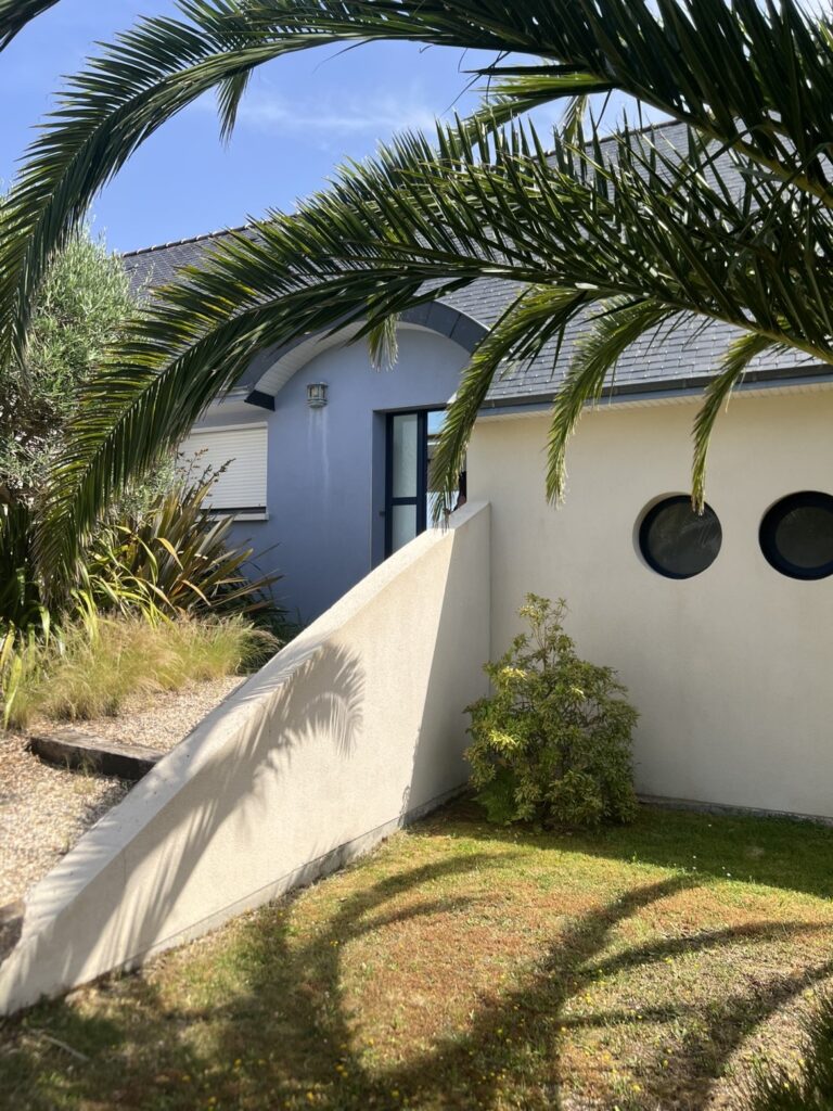 Maison en vente, donc il pourrait avoir des visites immobilières