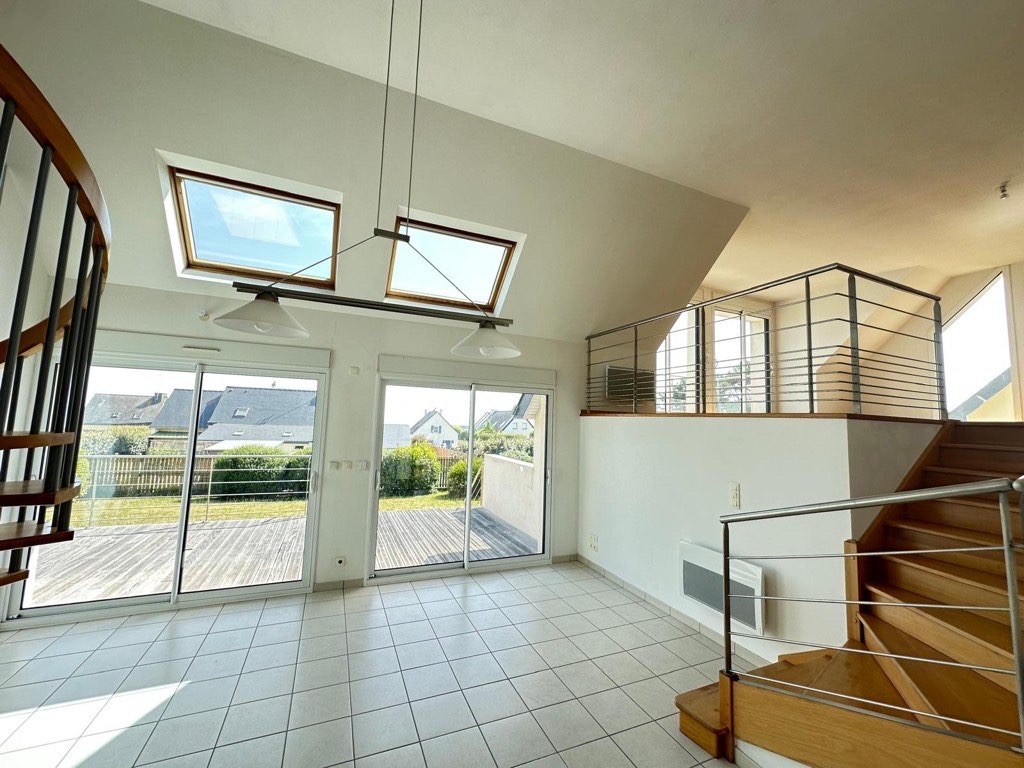 Intérieur de la maison en vente avec une photo prise d’un angle précis pour attirer les clients pour pouvoir faire des visites immobilières